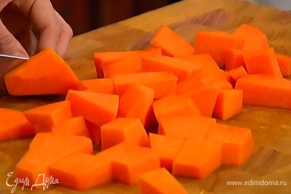 Морковь почистить, нарезать маленькими кубиками и поместить в небольшую кастрюлю.