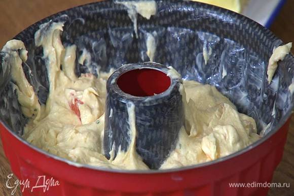 Форму для кекса с выемкой посередине смазать оставшимся сливочным маслом, выложить тесто и разровнять его.