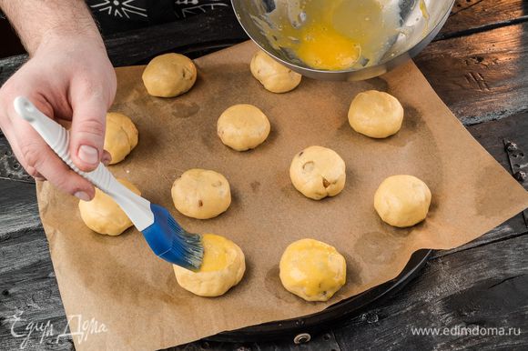 Противень застелить бумагой для выпечки, смазанной оливковым маслом. Выложить на него булочки, смазать их взбитым желтком и выпекать в разогретой духовке 20 — 25 минут.