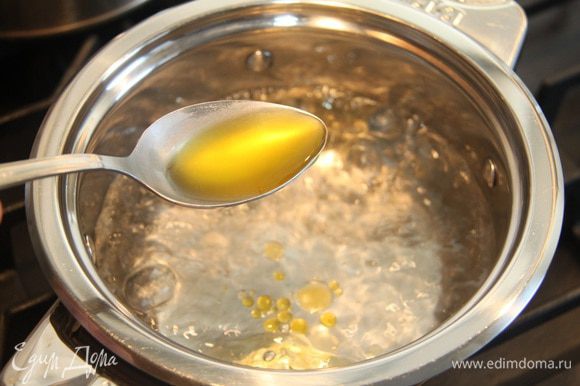 Довести до кипения 2 стакана воды, добавить 1 ст. л. оливкового масла.