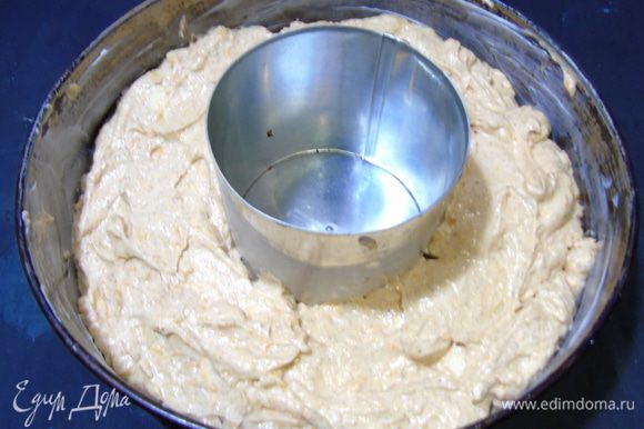 Форму смажьте маслом и выложите тесто в форму. Отправляйте выпекаться в разогретую до 180°С духовку на 60 — 70 минут, следите по своей духовке.
