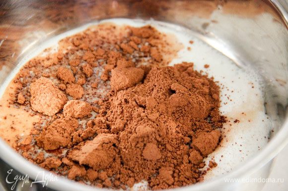 В турке вскипятим 30 мл молока, добавляем туда какао и сахар. Варим 2 минуты. Смешиваем обе шоколадные массы до однородности. Остужаем соус.