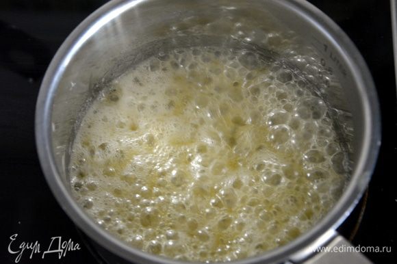 Готовим соус: растопить масло и влить мед, все перемешать и довести смесь до кипения.