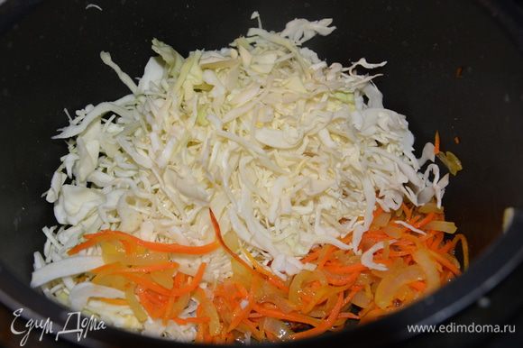 Лук и морковь режем соломкой и пассеруем в мультиварке на растительном масле в режиме «жарка». К ним же добавляем капусту.