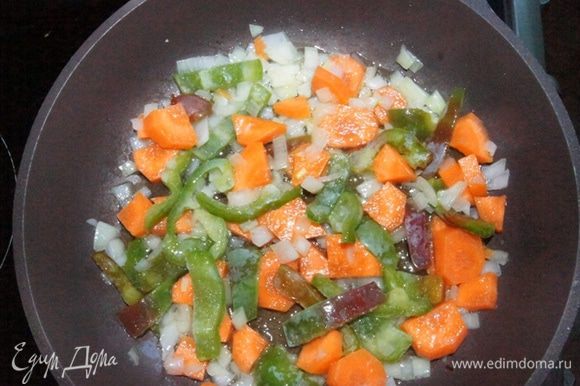 В сковороде разогреть растительное масло. Пассеровать лук, морковь и перец болгарский около 5 — 7 минут.