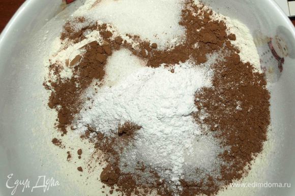 Муку просеять, добавить разрыхлитель, сахар, соль, какао, ванильный сахар.
