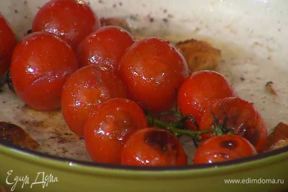 Разогреть в сковороде оливковое масло, выложить чеснок, помидоры на ветке, все посолить и обжарить.