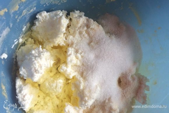 Для начинки соединить творог, белок яйца, сахар, ванильный сахар и столовую ложку манки с горкой.