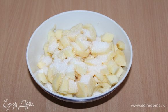 Яблоки очистить и нарезать кубиками, посыпать 2 ст. л. сахара и отправить в микроволновку примерно минуты 3 — 4.
