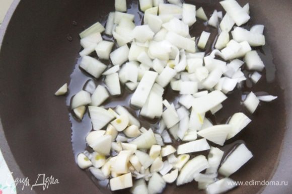 Приступим к приготовлению паштета. Лук и чеснок очистить и нарезать кубиками. Разогреть растительное масло и подрумянить в течение 2 — 3 минут лук с чесноком.