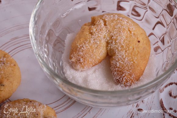 Сначала печенье будет очень мягким — не трогайте его, через 10 минут оно затвердеет, и его можно окунуть в миску с ванильным сахаром.