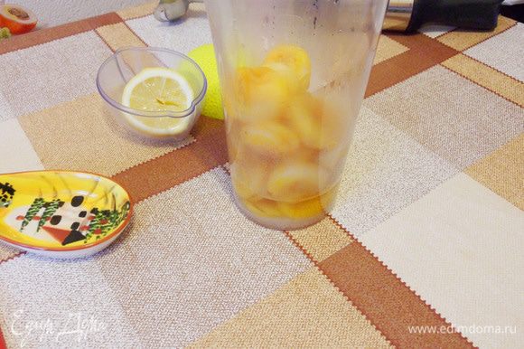 Измельчить в блендере, добавив сахар, лимонный сок. Густоту можно регулировать отваром от кураги. В этот соус можно добавить 1 столовую ложку орехового ликера (только для взрослых!).