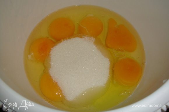 В чаше для взбивания взбить миксером яйца с сахаром.