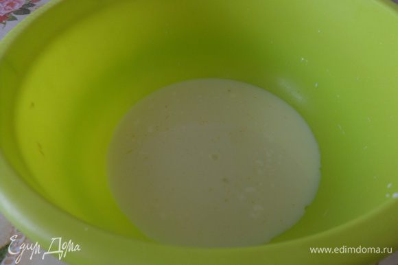 В рабочую чашку выкладываем сметанно-яичную смесь, добавляем соль, растительное масло и теплое молоко.
