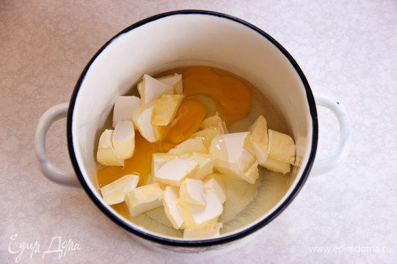 Нарезаем маргарин, выкладываем его в кастрюльку или миску, добавляем яйца.