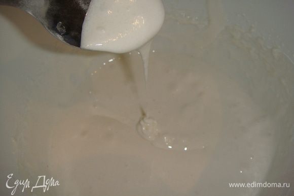 Через ситечко частями вводить сахарную пудру. Глазурь должна получиться густой.