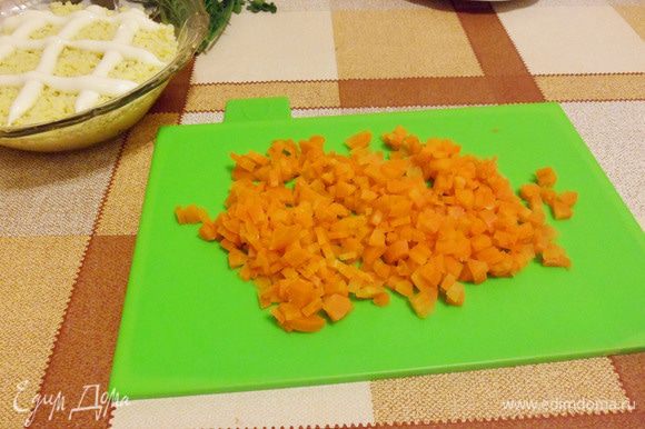 Третий слой — отварная морковь, нарезанная кубиками. Поперчить и смазать майонезом.