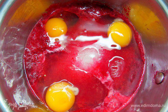 Вишневое пюре помещаем в кастрюльку с толстым дном, добавляем сахар, лимонной сок и яйца.