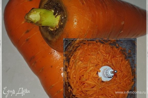 И морковок пару на крупной терке натереть. Или одну большую. Морковка, кстати, из погреба. Просто, как будто только что с грядки. Сочная и сладка.