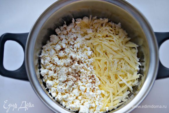 Творог смешайте с натертым на крупной терке сыром, приправьте немного солью, перцем, добавьте мускатный орех и перемешайте.