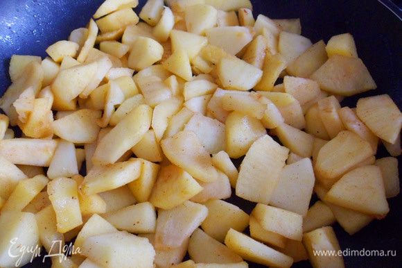 Разогреть сковороду с кусочком сливочного масла, выложить яблоки. Томить на сковороде, не закрывая крышкой. Мешать редко и очень аккуратно, чтобы яблоки не превратились в пюре.