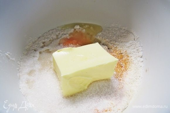 Масло должно быть мягким. Из перечисленных ингредиентов замесить первое тесто.