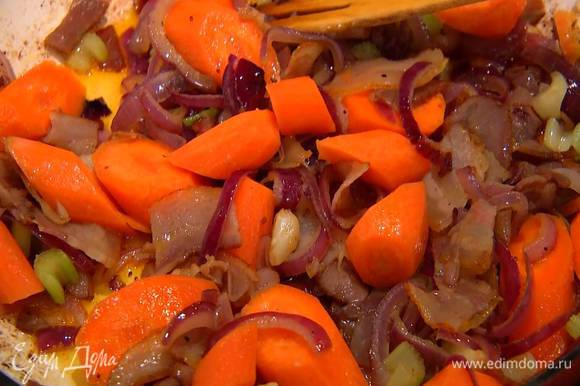 Морковь почистить, крупно нарезать, добавить в сковороду, перемешать и обжарить.
