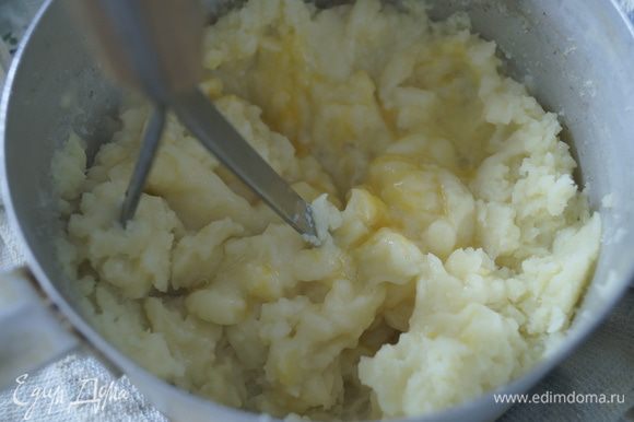 Картофель очистить, отварить до готовности и размять до пюреобразного состояния. Добавить соль и яйцо, перемешать.