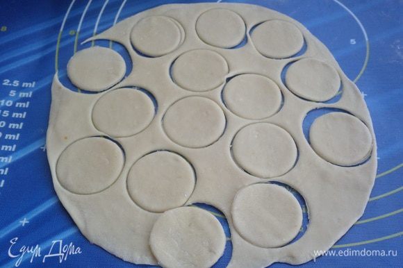 На рабочей поверхности раскатываем тесто в виде тонкой лепешки. Стаканом вырезаем кружки (можно воспользоваться формой-вырубкой для печенья).
