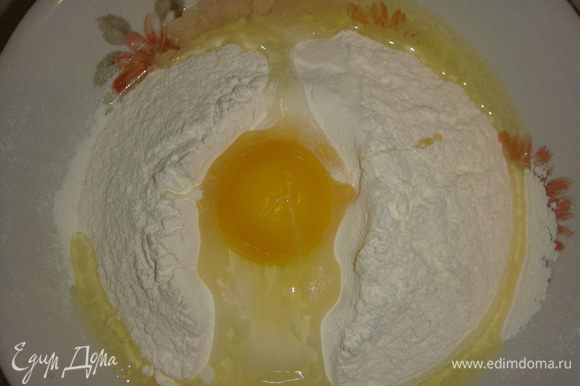 Добавить яйцо и белок, перемешать вилкой. Влить холодную воду.