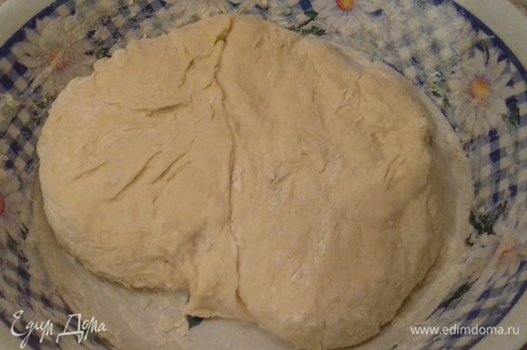Замешиваем тесто для пельменей. Яйцо смешиваем с соленой водой, добавляем муку и вымешиваем мягкое тесто. И приступаем к лепке пельменей.