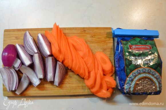 Морковь нарезать колечками, лук нарезать крупно.