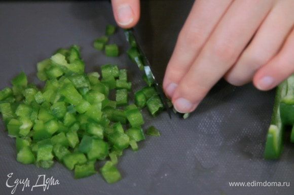 Мелким кубиком нарезать перец и лук.