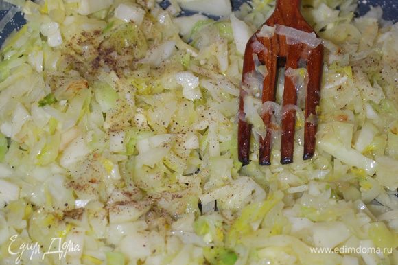 К луку добавляем капусту, обжариваем, солим и перчим по вкусу.