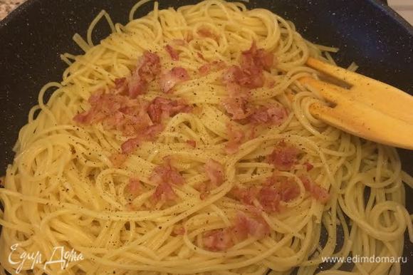 Готовые спагетти переложить на горячую сковороду, где жарился бекон, перемешать. Затем добавить бекон.