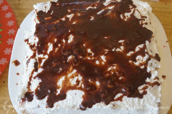 В хаотичном порядке нанесла растопленный шоколад на торт и убрала в холод, чтобы шоколад немного застыл.