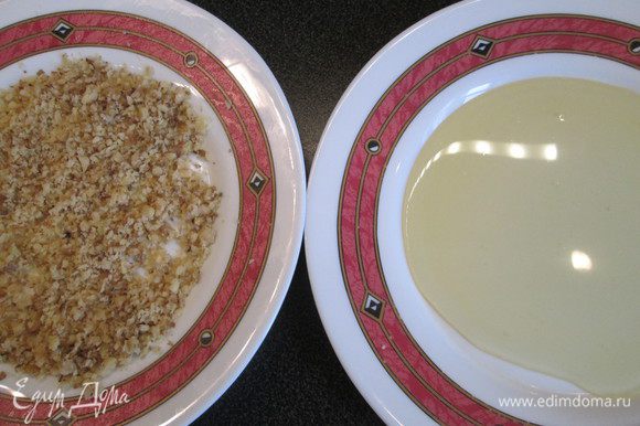 Пока выпекается печенье, выкладываем на тарелочки измельченные грецкие орехи и жидкий мед.