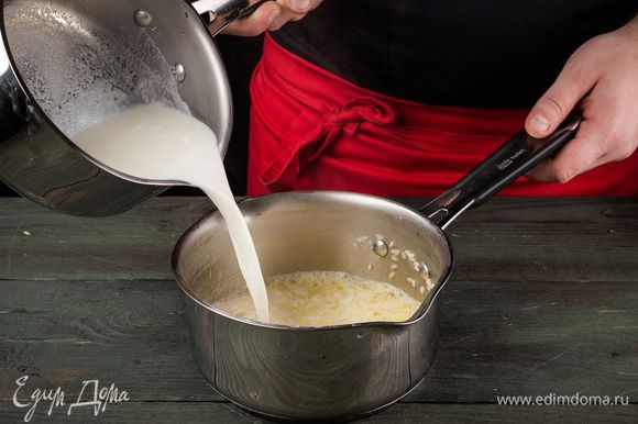 Влить к рису кипящее молоко, добавить щепотку соли и натертую цедру лимона. Рис потомить в молоке на медленном огне.