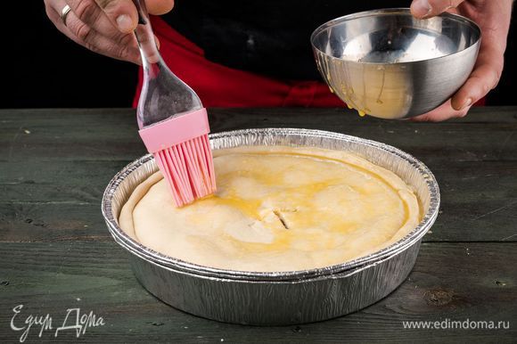 Оставшееся тесто раскатать, выложить на начинку, края защипать. В середине пирога вырезать дырочку для выхода пара.