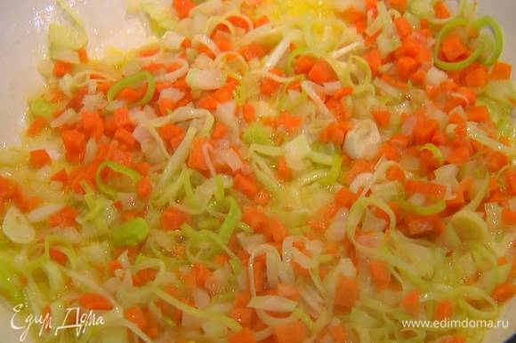 Сельдерей и лук-порей тонко нарезать и выложить в сковороду с морковью и луком, добавить нарезанный пластинками чеснок, все перемешать и томить 5‒7 минут на маленьком огне, пока овощи не станут мягкими.