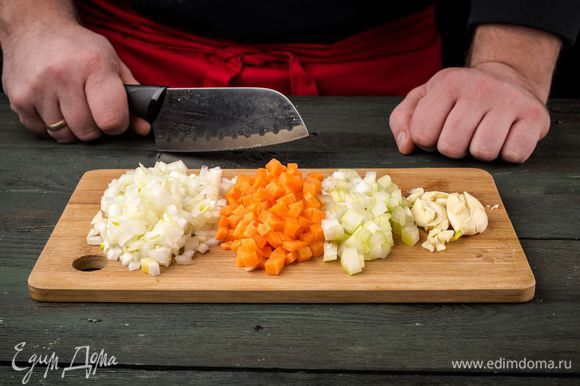 Лук, морковь, сельдерей и чеснок почистить и мелко нарезать.