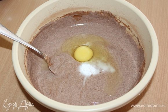Смешиваем сметану с какао, коньяком и сахаром. Добавляем соду и яйцо, перемешиваем.