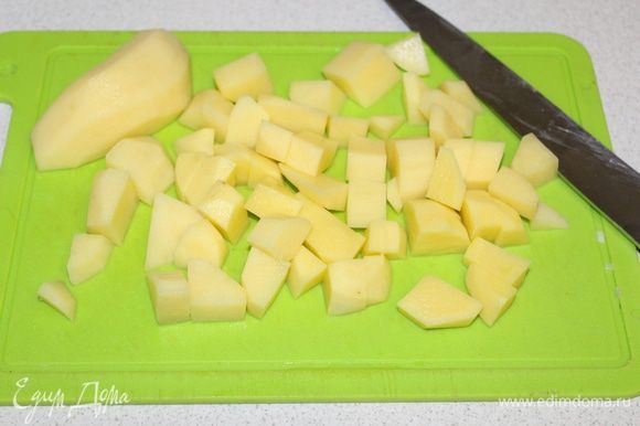 Картофель нарезать на кусочки, добавить к мясу вместе с нутом. Варить 15–20 минут.