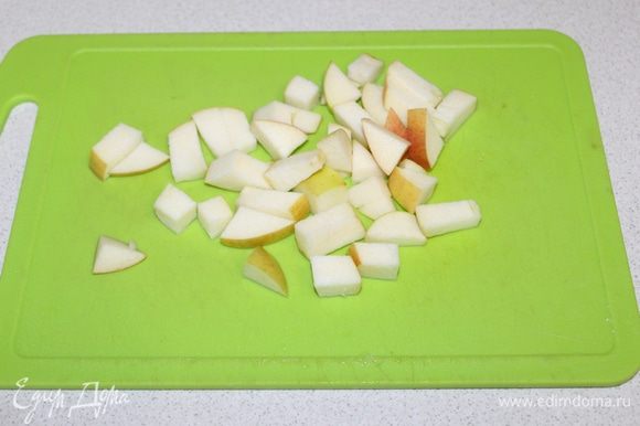 Яблоко нарезать кубиками и отправить в суп.