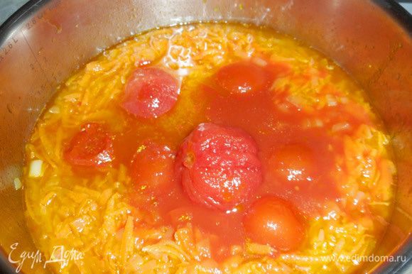 Добавить томаты консервированные очищенные вместе с соком в кастрюлю. Прогреть.