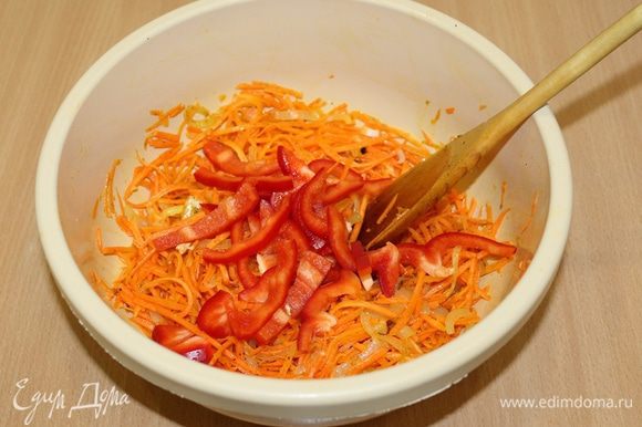 По вашему любимому рецепту приготовить морковь по-корейски, болгарский перец порезать соломкой, добавить к моркови.