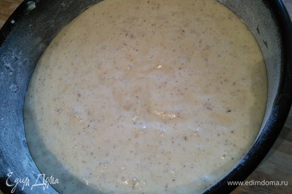 Выложить тесто в форму и выпекать в течении 20 мин. Проверьте на сухую палочку, если бисквит готов, выключите духовку и оставьте бисквит еще на 5 мин.