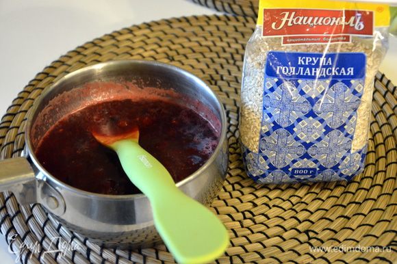 Довести сироп до кипения и варить, пока клюква не начнет лопаться. Снять с плиты, можно ложкой немного раздавить ягоды. Добавить мед, корицу и перемешать.