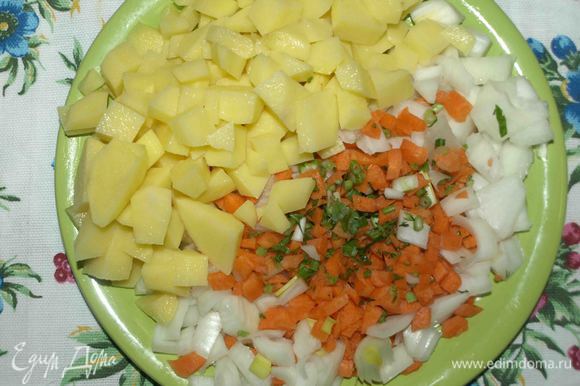 1,200 л очищенной или минеральной воды довести до кипения, добавить мелко нарезанный лук, стебли петрушки, морковь, картофель и варить до готовности картофеля.