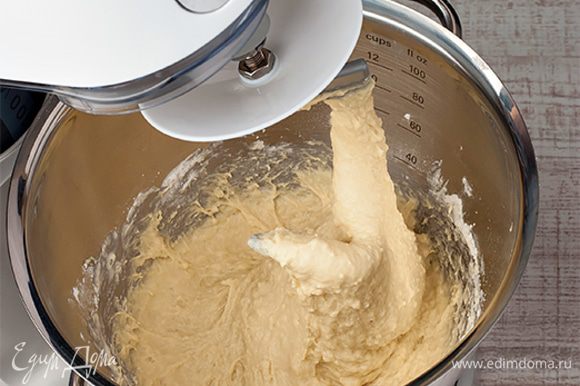 Возьмите магазинную пасту тальятелле или приготовьте натуральную, свежую домашнюю пасту с помощью кухонной машины KENWOOD. Для этого смешайте в чаше пшеничную муку, соль, 4 яйца и 1 желток. Замесите эластичное тесто, используя насадку крюк.